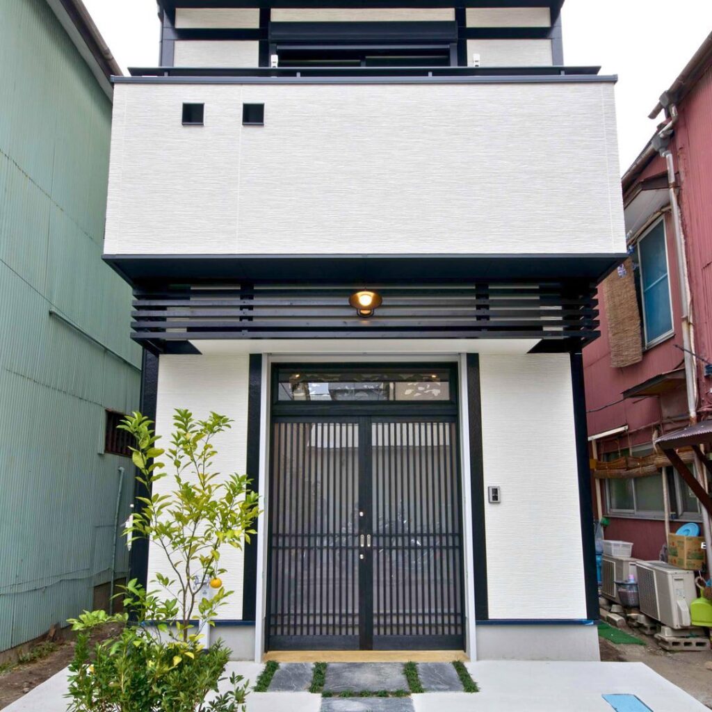 【大正ロマン風な家】

建坪約９坪、都市型狭小建物。インテリアのテイストは大正ロマン風、古民家風にこだわり完成させた家です。

事例や施工実績はこちらからご覧ください。
⇨ @okamura_koumuten

‐‐‐‐‐‐‐‐‐‐‐‐‐‐‐‐‐‐‐‐‐‐‐‐

【岡村工務店】
7132-0011
東京都江戸川区瑞江2-21-5
首都高速7号小松川線「一之江」出口より車で10分
都営地下鉄新宿線「瑞江駅」出口より徒歩3分
東京都江戸川 岡村工務店は専門住宅の新築をはじめ、各種リフォーム、リノベーションからオーダー家具の製作などに自信がございます。
1人ひとりの職人が卓越した施工の技術とデザインカで、お客様のご要望以上のお住まいを実現します。
お気軽にご相談ください！

‐‐‐‐‐‐‐‐‐‐‐‐‐‐‐‐‐‐‐‐‐‐‐‐

#岡村工務店#江戸川区#江戸川区工務店#マイホーム計画中#家作り#暮らしを楽しむ#新築#インテリア #マイホーム#注文住宅 #新築一戸建て#デザイン住宅 #一戸建て #住まい#マイホーム計画 #デザイン住宅#理想の家 #工務店#快適な暮らし#お洒落な家#大正ロマン#大正ロマンの風の家